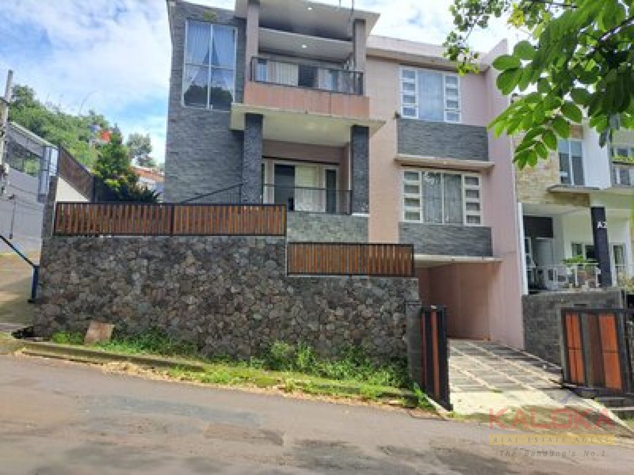 Rumah bagus siap huni kawasan elit Citra Green Dago Bandung