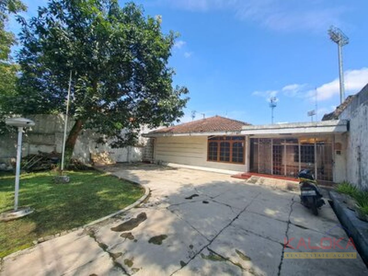 Rumah Strategis untuk Usaha di dekat Lapangan Sidolig A Yani